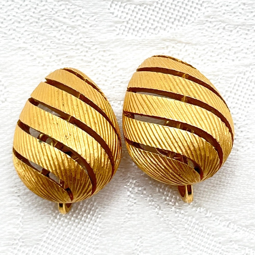 Vintage CROWN TRIFARI‎ Textured Gold Tone Oval Egg-Shaped Clip-On Earrings